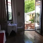 La Petite Maison Bed & Breakfast *