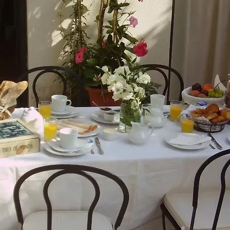 La Petite Maison Bed & Breakfast