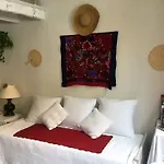 La Petite Maison Bed & Breakfast *