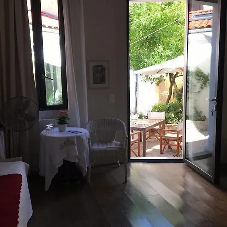 La Petite Maison Bed & Breakfast *
